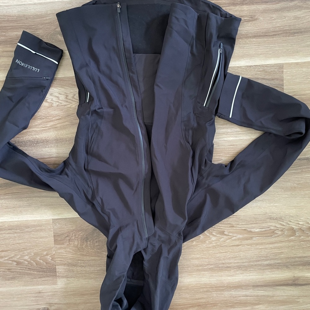 Lululemon Athletica Black Running Jacket with Weather-Resistant Design